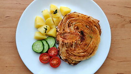Zelné steaky s marinádou pečené v troubě jsou chutným jídlem i pro vegetariány