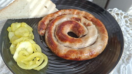 Vinná klobása nemusí čekat na Vánoce. Podle videa ji připravíte v horkovzdušné fritéze