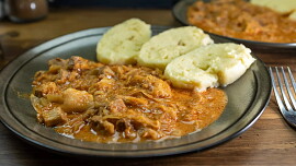 Jak na segedínský guláš plný výrazných chutí: Jednoduchý recept z jednoho hrnce s videem