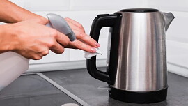 Vodní kámen z konvice odstraníte i bez drhnutí. Jednoduchý trik působí přes noc
