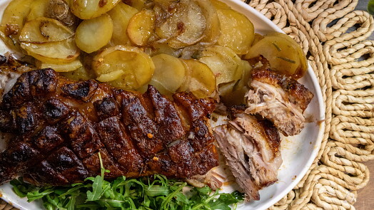 Božský bůček pečený nad bramborami: Křupavá kůrka a příloha, která vám vyrazí dech
