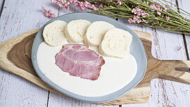 Křenová omáčka je za pár minut hotová. Nevšední chuť jí dodáte lupínky z mandlí