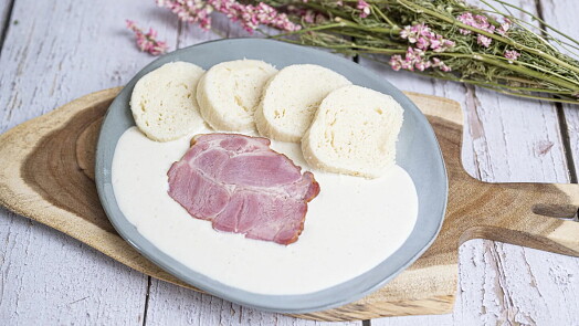 Křenová omáčka je za pár minut hotová. Nevšední chuť jí dodáte lupínky z mandlí