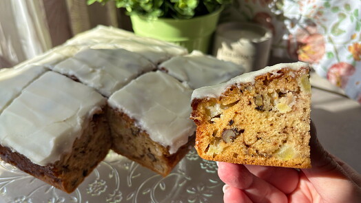 Podzimní jablečný koláč s ořechy krásně voní skořicí: Upečte jej snadno podle videonávodu