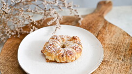 Křupavý jablečný donut připravíte jen ze 4 surovin. Stačí jablka, listové těsto a skořice