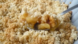 Jablečný crumble z horkovzdušné fritézy za 12 minut: Těsto nahradí křupavá drobenka