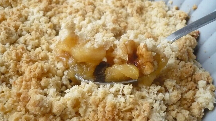 Jablečný crumble z horkovzdušné fritézy za 12 minut: Těsto nahradí křupavá drobenka