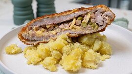 Recept jako od babičky: Křupavý vepřový řízek po brněnsku se šunkou a hráškem