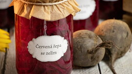 Zavařte si červenou řepu se zelím a cibulí. Získáte tak levnou a trvanlivou přílohu na dlouhou zimu