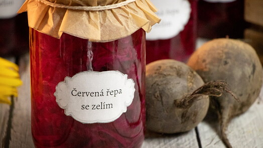 Zavařte si červenou řepu se zelím a cibulí. Získáte tak levnou a trvanlivou přílohu na dlouhou zimu