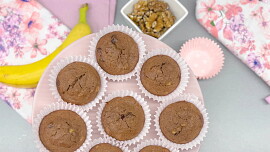 Přezrálé banány nevyhazujte. Upečte z nich muffiny s čokoládou ala banana bread