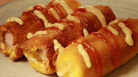 Hot dogy z toastového chleba jsou krásně křupavé. Stačí jednoduchý trik s válečkem