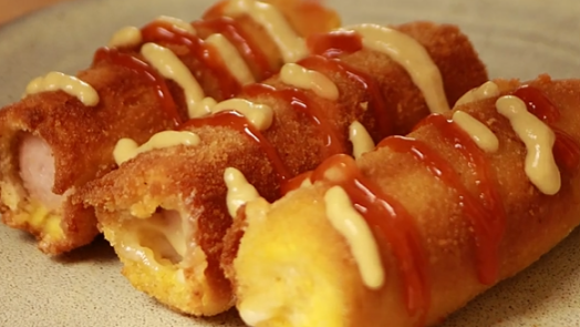 Hot dogy z toastového chleba jsou krásně křupavé. Stačí jednoduchý trik s válečkem