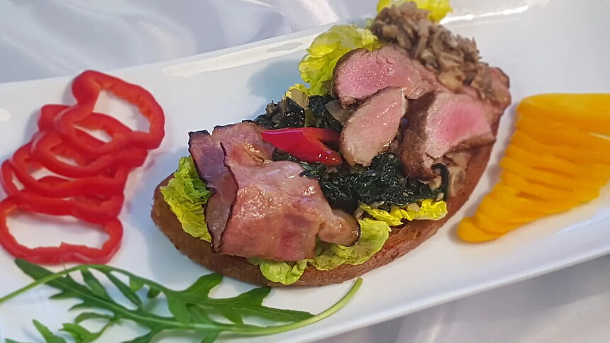 Topinky na způsob Wellington nabídnou křupavý podklad pod vrstvu panenky, slaniny, žampionů a špenátu
