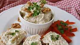 Pomazánka z nivy je bleskově hotová. Stačí 3 ingredience a vlašské ořechy