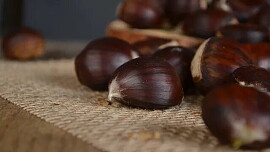 Jedlé kaštany upečete v horkovzdušné fritéze za 15 minut. Nezapomeňte je předem namočit