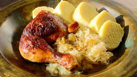 Křupavé kuře pečené na zelí. Snadný recept z jednoho pekáče, který šetří čas i peníze