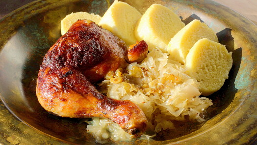 Křupavé kuře pečené na zelí. Snadný recept z jednoho pekáče, který šetří čas i peníze