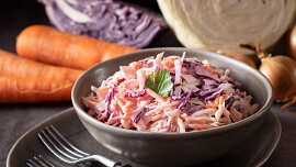 Coleslaw je geniálně jednoduchý zelný salát plný vitamínů. Za málo peněz chutná i druhý den