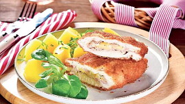 Cordon bleu je šťavnatý řízek plněný šunkou a sýrem v křupavém trojobalu. Postup pro dokonalý výsledek