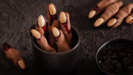 Halloweenské čarodějnické prsty upečete do hodiny. Kakaové těsto a nehty z mandlí chutnají nejen dětem