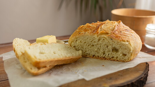 Levný chléb podle Ládi Hrušky se povede pokaždé. Na těsto vám stačí hrnek, mouka, voda a droždí