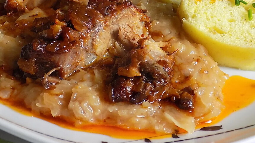 Pečený bůček na cibuli voní česnekem. Zvýrazněte jeho chuť paprikovým nátěrem