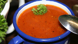 Jak zahustit gulášovou polévku. Oblíbená polévka pro zahřátí - s vůní papriky, majoránky a česneku