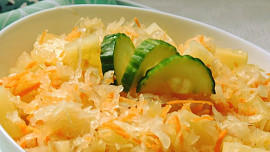 Zimní saláty podle oblíbených receptů. Zelí, cibule a kořenová zelenina - snadno dostupné suroviny pro zdraví a sílu