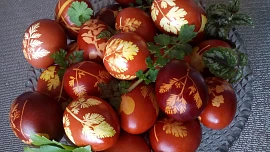 Velikonoční vajíčka v přírodních barvách. Videonávod, jak vejce snadno nabarvit pomocí červené řepy, kurkumy a dalších surovin