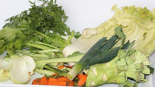 Zeleninový vývar lze uvařit bez odpadu. Jak využít všechny odřezky zeleniny?