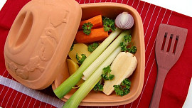 V římském hrnci skvěle upečete maso, brambory i zeleninu bez tuku. Poradíme, jak s ním zacházet