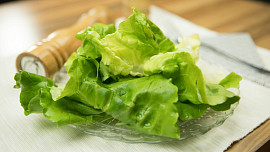 Jak chutně připravit hlávkový salát. Oblíbená listová zelenina nás příjemně zasytí