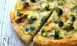 Quiche, slaný francouzský koláč pro chvíle pohody. Tentokrát ho připravíme s brokolicí, špenátem a další zeleninou