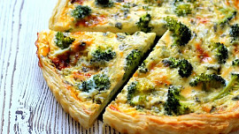 Quiche, slaný francouzský koláč pro chvíle pohody. Tentokrát ho připravíme s brokolicí, špenátem a další zeleninou