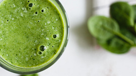 Jak připravit zelený nápoj, plný živin a vitamínů. Jednoduchý recept z jarních bylinek a svěžích zeleninových natí