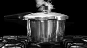 Jaké jsou výhody vaření v tlakovém hrnci? Uvaříte v něm vývar, přílohu nebo omáčku - rychle a s minimálními náklady na energii