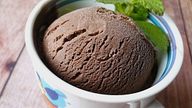 Poradíme, jak snadno vyrobit domácí zmrzlinu bez zmrzlinovače. Stačí několik málo ingrediencí a správný postup