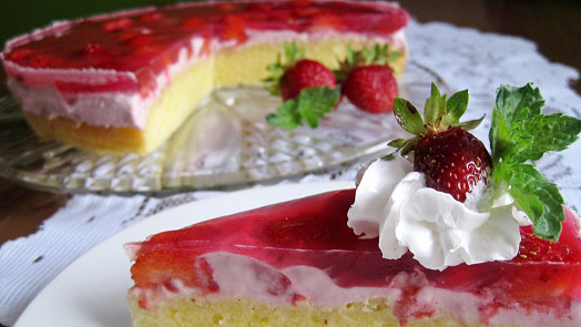 Jak připravit nejlepší jahodové koláče. Letní recepty na buchty s pudinkem, tvarohem nebo jogurtem