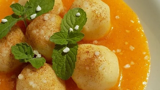 Jak připravit lahodné tvarohové knedlíčky. Užijte si letní ovocné mlsání