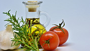 Jak připravit bylinkový olej. Aromatické bylinky mu dají skvělou chuť a vůni. Použijeme ho k dochucování pokrmů