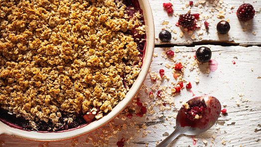 Křupavé crumble plné ovoce. Rychlý způsob, jak upéci výtečnou pochoutku s rebarborou nebo jablky