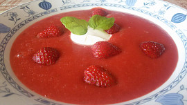 V létě studené polévky osvěží a doplní vypocené tekutiny i minerály. Navíc skvěle chutnají. Vyzkoušejme oblíbené recepty