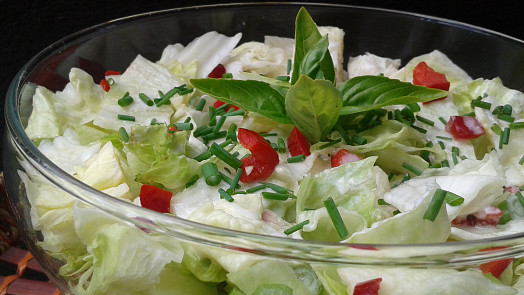 Ledový salát je ozdobou letních zeleninových salátů. Vyzkoušíme ty nejoblíbenější recepty