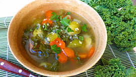 Jak snadno připravit mraženou zeleninu do polévky? Jaké druhy zeleniny jsou v ní nejchutnější a jak je zmrazit