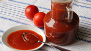 Z úrody vyzrálých rajčat si uvaříme ten nejlepší domácí kečup. Ochutíme ho podle sebe, výsledek bude určitě kvalitní