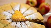 Americký jablečný koláč páj (apple pie) je populární v anglicky mluvících zemích. Poradíme, jak ho upéct a podávat