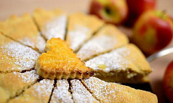 Americký jablečný koláč páj (apple pie) je populární zejména v anglicky mluvících zemích. Poradíme, jak ho upéct a podávat