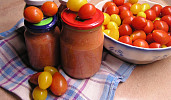 Z rajčat a česneku během chvilky připravíme trvanlivou pomazánku. Výborně s ní dochutíme pokrmy