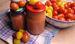 Z rajčat a česneku během chvilky připravíme trvanlivou pomazánku. Výborně s ní dochutíme pokrmy